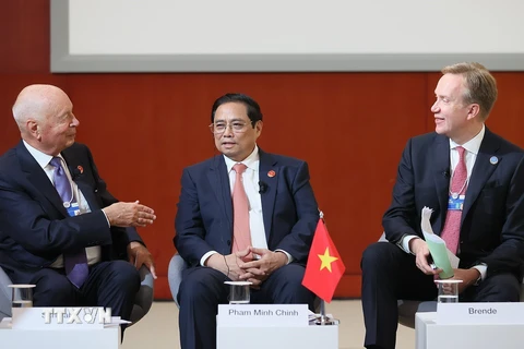 Thủ tướng Phạm Minh Chính trao trao đổi với Nhà sáng lập kiêm Chủ tịch Điều hành Diễn đàn Kinh tế Thế giới (WEF) Klaus Schwab (bên trái) và Chủ tịch Diễn đàn Kinh tế Thế giới (WEF) Børge Brende. (Ảnh: Dương Giang/TTXVN)