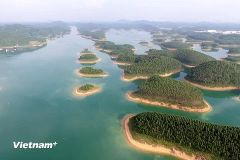 Hồ Thác Bà nhìn từ trên cao lung linh với hơn 1.300 hòn đảo lớn, nhỏ được ví như Vịnh Hạ Long trên núi. (Nguồn: Vietnam+)