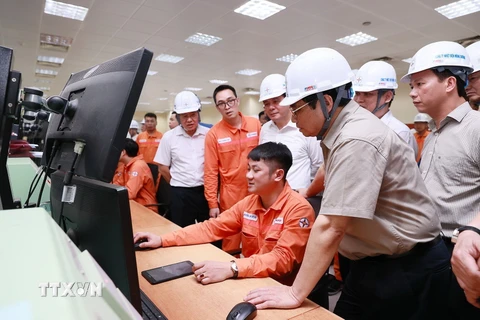 Thủ tướng Phạm Minh Chính kiểm tra tình hình sản xuất và cung ứng điện tại Công ty Nhiệt điện Mông Dương, thành phố Cẩm Phả. (Ảnh: Dương Giang/TTXVN)