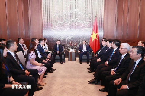 Thủ tướng Phạm Minh Chính tiếp lãnh đạo một số tập đoàn, doanh nghiệp hàng đầu Trung Quốc. (Ảnh: Dương Giang/TTXVN)