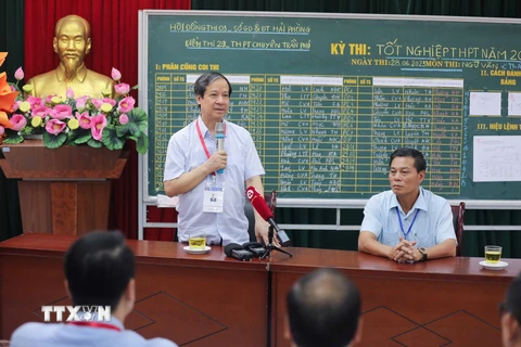 Bộ trưởng Bộ Giáo dục và Đào tạo Nguyễn Kim Sơn trao đổi với cán bộ coi thi tại điểm thi Trường Trung học Phổ thông Chuyên Trần Phú, thành phố Hải Phòng. (Ảnh: Thanh Tùng/TTXVN)