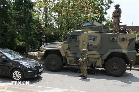 Các tay súng Tập đoàn quân sự tư nhân Wagner gác trên đường phố ở thành phố Rostov-on-Don, miền Nam Nga ngày 24/6. (Ảnh: AFP/TTXVN)