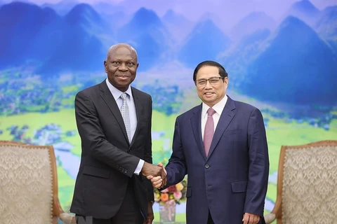 Thủ tướng Phạm Minh Chính và Tổng Giám đốc Tổ chức Lao động Quốc tế (ILO) Gilbert F. Houngbo. (Ảnh: Dương Giang/TTXVN)
