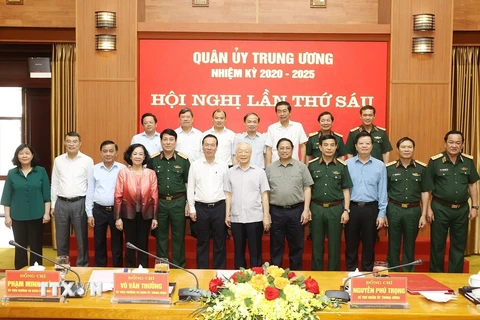Tổng Bí thư Nguyễn Phú Trọng cùng các lãnh đạo Đảng, Nhà nước chụp ảnh chung cùng các đại biểu dự hội nghị. (Ảnh: Trí Dũng/TTXVN)