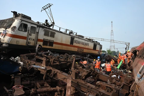 Nhân viên cứu hộ làm nhiệm vụ tại hiện trường vụ tai nạn tàu hỏa ở Odisha, Ấn Độ, ngày 3/6/2023. (Ảnh: AFP/TTXVN)