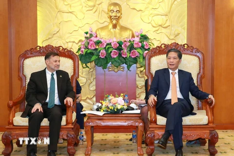 Trưởng Ban Kinh tế Trung ương Trần Tuấn Anh tiếp Đại sứ Australia tại Việt Nam Andrew Goledzinowski. (Ảnh: Phương Hoa/TTXVN)