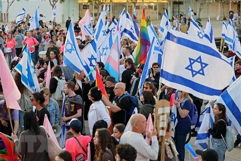 Biểu tình phản đối kế hoạch cải cách tư pháp của Chính phủ Israel. (Ảnh: AFP/TTXVN)