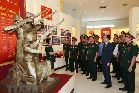 Chủ tịch nước Võ Văn Thưởng thăm Bảo tàng Quân khu 2. (Ảnh: Thống Nhất/TTXVN)