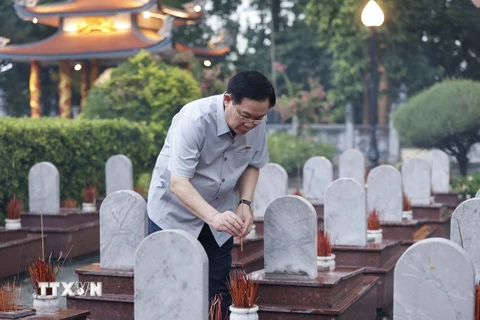 Chủ tịch Quốc hội Vương Đình Huệ thắp hương tưởng nhớ tại Nghĩa trang Liệt sỹ Quốc gia Trường Sơn. (Ảnh: Doãn Tấn/TTXVN)