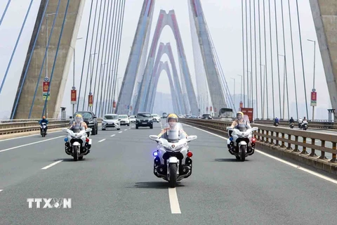 Lực lượng cảnh sát giao thông sử dụng siêu môtô chuyên dụng Honda Goldwing 2023 triển khai đội hình dẫn đoàn theo hình mũi tên. (Ảnh: Phạm Kiên/TTXVN)