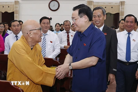 Chủ tịch Quốc hội Vương Đình Huệ với đại biểu. (Ảnh: Doãn Tấn/TTXVN)