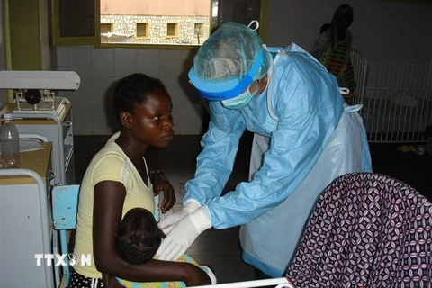 Bệnh nhân nhiễm virus Marburg được điều trị tại bệnh viện ở tỉnh Uige, Angola. (Nguồn: AFP/TTXVN)