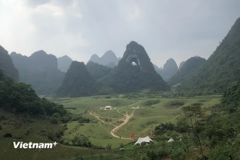 Núi Mắt Thần, nằm trên địa bàn xã Quốc Toản, huyện Trùng Khánh, tỉnh Cao Bằng, là ngọn núi có lỗ thủng lớn hình thành tự nhiên trong quá trình hình thành địa chất, nhìn xa như một con mắt. (Nguồn: Vietnam+)