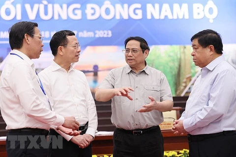 Thủ tướng Phạm Minh Chính trao đổi với đại biểu tham dự hội nghị. (Ảnh: Dương Giang/TTXVN)