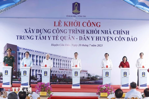 Chủ tịch nước Võ Văn Thưởng và các đại biểu thực hiện nghi thức khởi công xây dựng khối nhà chính Trung tâm Y tế Quân-Dân y huyện Côn Đảo. (Ảnh: Thống Nhất/TTXVN)
