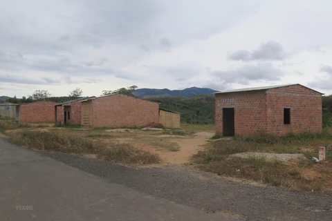 Hàng chục căn nhà bỏ hoang tại khu tái định cư Pa Cheng, xã Đăk Long, huyện Đăk Hà, tỉnh Kon Tum. (Ảnh: Dư Toán/TTXVN)