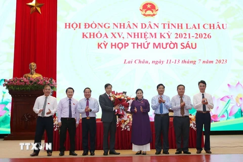 Các lãnh đạo tỉnh Lai Châu tặng hoa chúc mừng ông Lê Văn Lương được bầu chức danh Chủ tịch Ủy ban Nhân dân tỉnh Lai Châu nhiệm kỳ 2021-2026. (Ảnh: Quý Trung/TTXVN)