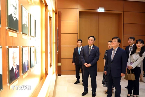 Chủ tịch Quốc hội Vương Đình Huệ và nguyên Chủ tịch Quốc hội Hàn Quốc Park Byeong-Seug thăm phòng truyền thống của Quốc hội Việt Nam. (Ảnh: An Đăng/TTXVN)
