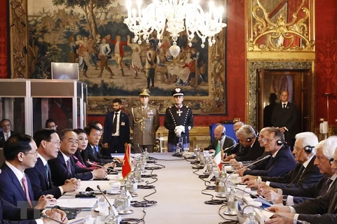 Chủ tịch nước Võ Văn Thưởng và Tổng thống Cộng hòa Italy Sergio Mattarella hội đàm sau lễ đón. (Ảnh: Thống Nhất/TTXVN)