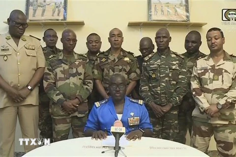 Đại tá Amadou Abdramane (ngồi), người phát ngôn của Hội đồng Quốc gia Bảo vệ Tổ quốc (CNSP) tại Niger, tuyên bố đảo chính trên truyền hình quốc gia ngày 26/7. (Ảnh: AFP/TTXVN)
