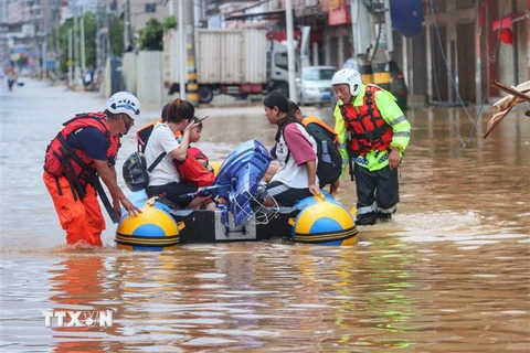 Lực lượng cứu hộ sơ tán người dân khỏi vùng ngập lụt tại tỉnh Phúc Kiến, Trung Quốc ngày 29/7. (Ảnh: THX/TTXVN)