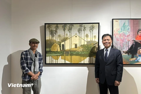 Đại sứ Việt Nam tại Mông Cổ Doãn Khánh Tâm chụp ảnh lưu niệm cùng tác giả bên tác phẩm. (Nguồn: Đại sứ quán Việt Nam tại Mông Cổ)