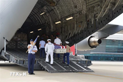 Lễ hồi hương hài cốt quân nhân Hoa Kỳ tại Sân bay Đà Nẵng. (Ảnh: TTXVN phát)