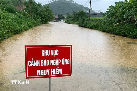 Mưa gây ngập úng một tuyến đường ở Lào Cai. (Ảnh: TTXVN phát)