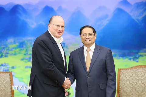 Thủ tướng Phạm Minh Chính tiếp ông Mark Tucker, Chủ tịch Tập đoàn Ngân hàng HSBC. (Ảnh: Dương Giang/TTXVN)