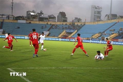Tình huống bóng nguy hiểm trong trận đấu giữa Câu lạc bộ Thép Xanh Nam Định (áo trắng) và Câu lạc bộ Công an Hà Nội. (Ảnh: Công Luật/TTXVN)