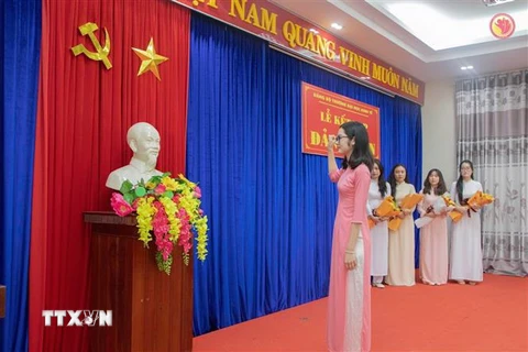 Lễ kết nạp đảng viên tại Chi bộ Sinh viên, Đảng bộ Trường Đại học Kinh tế, Đại học Đà Nẵng. (Ảnh: TTXVN phát)