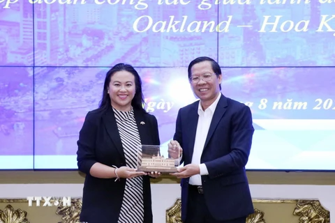 Ông Phan Văn Mãi, Chủ tịch UBND Thành phố Hồ Chí Minh tiếp bà Sheng Thao, Thị trưởng thành phố Oakland, bang California, Hoa Kỳ. (Ảnh: Xuân Khu/TTXVN)