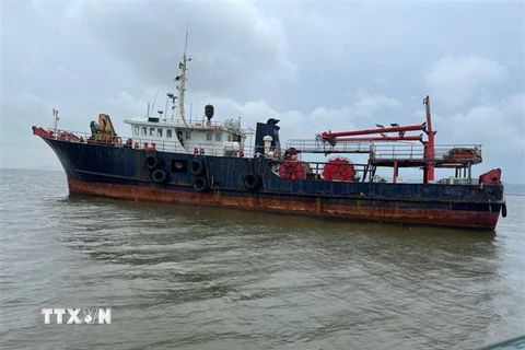 Tàu GLORY bị sóng đánh trôi dạt và mắc cạn tại vị trí khu vực đê chắn cát luồng Lạch Huyện trên vùng biển Hải Phòng. (Ảnh: TTXVN phát)