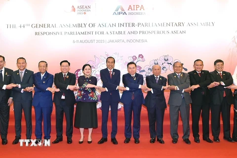 Chủ tịch Quốc hội Vương Đình Huệ và Tổng thống Indonesia Joko Widodo, Chủ tịch Hạ viện Indonesia, Chủ tịch AIPA 2023 Puan Maharani cùng đại biểu chụp ảnh lưu niệm. (Ảnh: Doãn Tấn/TTXVN)