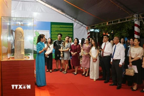 Đại biểu tham quan không gian trưng bày 8 Bảo vật Quốc gia của tỉnh An Giang, tất cả các hiện vật thuộc nền văn hóa Óc Eo. (Ảnh: Công Mạo/TTXVN)