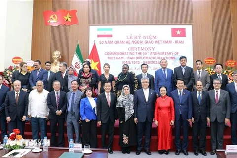 Các đại biểu chụp ảnh lưu niệm tại Lễ kỷ niệm 50 năm ngày thiết lập quan hệ ngoại giao giữa Việt Nam và Iran ngày 4/8/2023. (Ảnh: TTXVN phát)