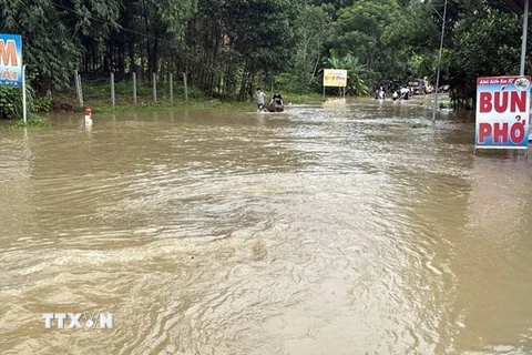 Quốc lộ 2, đoạn qua địa phận huyện Hàm Yên, tỉnh Tuyên Quang bị ngập lụt. (Ảnh: Vũ Quang/TTXVN)