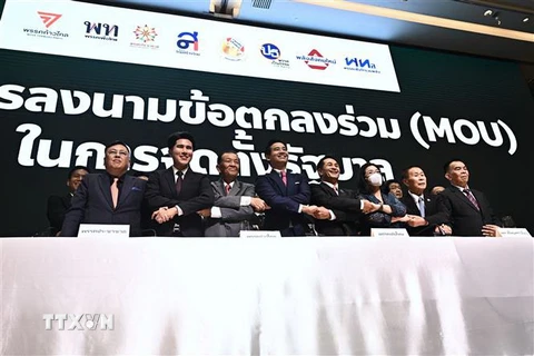 Lãnh đạo các đảng chính trị Thái Lan chụp ảnh chung tại lễ ký Bản ghi nhớ về thành lập Chính phủ mới, ở Bangkok, ngày 22/5. (Ảnh: AFP/TTXVN)