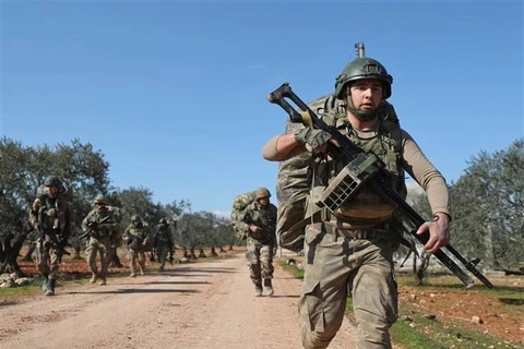Binh sỹ Thổ Nhĩ Kỳ được triển khai gần làng al-Nayrab, thuộc tỉnh Idlib, Tây Bắc Syria ngày 20/2/2020. (Nguồn: AFP/TTXVN)