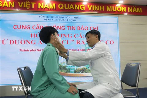 Bác sỹ Bệnh viện Tai Mũi Họng Thành phố Hồ Chí Minh khám cho bệnh nhân hóc dị vật 'di cư' ra vùng cổ. (Ảnh: Đinh Hằng/TTXVN)