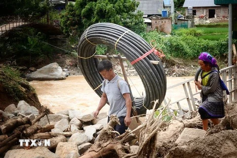 Một hộ dân ở bản Đề Sủa, xã Lao Chải, huyện Mù Cang Chải, tỉnh Yên Bái mua ống nước về khắc phục nguồn nước sạch bị hư hỏng do mưa lũ. (Ảnh: Tuấn Anh/TTXVN)