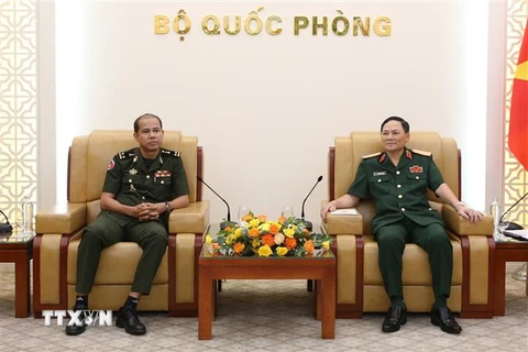 Thiếu tướng Phạm Trường Sơn tiếp Trung tướng Nim Balen đang thăm và làm việc tại Việt Nam. (Ảnh: Hồng Pha/TTXVN phát)