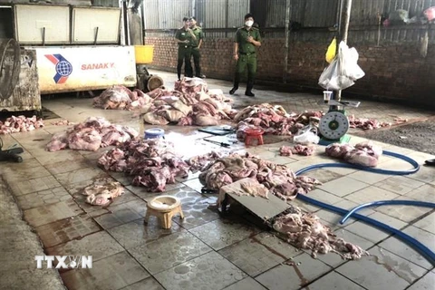 Lực lượng chức năng kiểm tra cơ sở chế biến thịt lợn tại phường Long Bình, thành phố Biên Hòa, tỉnh Đồng Nai. (Ảnh: TTXVN phát)