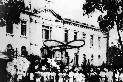 Ngày 19/8/1945, sau cuộc míttinh tại Quảng trường Nhà hát Lớn, tự vệ và quần chúng nhân dân Thủ đô đã đánh chiếm Phủ Khâm Sai (Bắc Bộ phủ), cơ quan đầu não của chính quyền tay sai Pháp ở Bắc Bộ. (Ảnh: Tư liệu TTXVN)