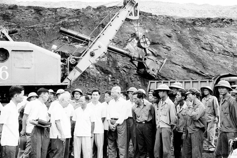 Chủ tịch Tôn Đức Thắng thăm và nói chuyện với công nhân Mỏ than Hà Tu (Quảng Ninh), ngày 4/6/1974. (Ảnh: Kim Hùng/TTXVN)