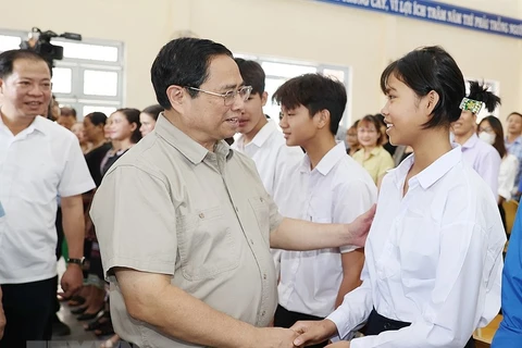 Thủ tướng Phạm Minh Chính với học sinh Trường Phổ thông Dân tộc Nội trú huyện Tu Mơ Rông. (Ảnh: Dương Giang/TTXVN)