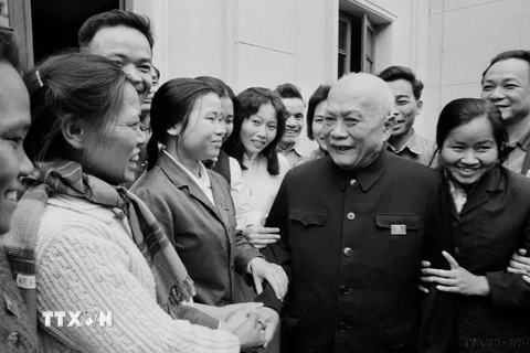 Chủ tịch Tôn Đức Thắng nói chuyện với đại biểu dự Kỳ họp thứ 3, Quốc hội khóa 4 (20-23/2/1973), tại Hội trường Ba Đình. (Ảnh: TTXVN)