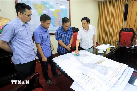 Phó Chủ tịch UBND tỉnh Thái Bình Lại Văn Hoàn thông tin cho báo chí về công tác phát triển kinh tế xã hội, trồng và bảo vệ phát triển rừng tại địa phương. (Ảnh: Thế Duyệt/TTXVN)