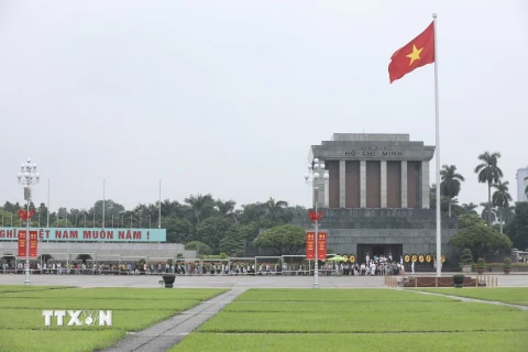 Vào dịp 19/8 và Quốc khánh 2/9, các đoàn đại biểu, người dân xếp hàng dài vào Lăng viếng Chủ tịch Hồ Chí Minh. (Ảnh: Minh Quyết/TTXVN)