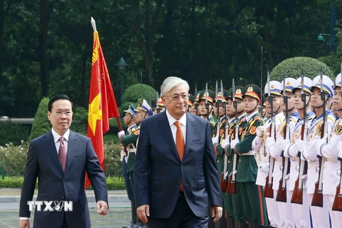 Chủ tịch nước Võ Văn Thưởng và Tổng thống Kazakhstan Kassym-Jomart Tokayev duyệt Đội Danh dự Quân đội Nhân dân Việt Nam. (Ảnh: Thống Nhất/TTXVN)